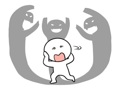 3つの怖くて大きな影に囲まれ、頭を抱えて怯える小さな人のイラスト。物理的に離れても心に残る恐怖を表現。